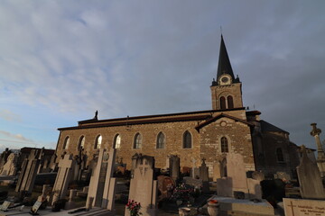 L'église catholique de Polliat vue de l'extérieur, ville de Polliat, département de l'Ain, France