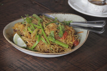 Singapore Street Noodles
Delgados fideos de arroz combinados con pollo, camarones, tomates y vegetales frescos, salteados en una salsa de curry