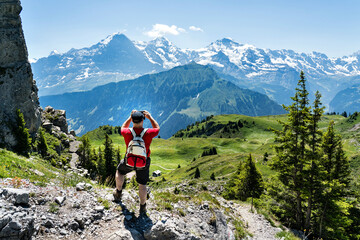 Sticker - Mann fotografiert auf einer Wanderung im berner Oberland die schweizer Alpen mit dem Smartphone. Wandern, Mobil, Telefon, Handy, Foto, wandern, Schweiz