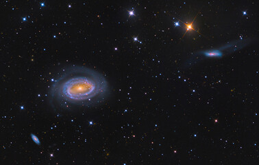 Wall Mural - ngc 4725 one armed bandit galaxy