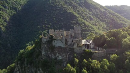 Wall Mural - survol de la haute-vallée de l'Aude et château cathare (Usson)