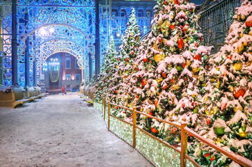 Wall Mural - Christmas trees with toys under the snow near the building of the mayor's office in Moscow