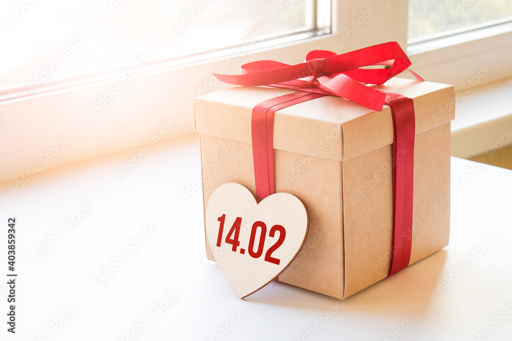 Obraz na płótnie Handmade gift box with sign 14 02 on wooden heart w salonie