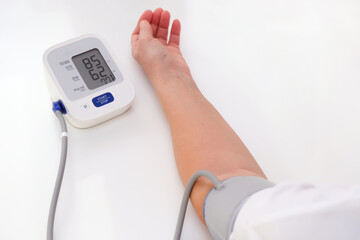 Wall Mural - measures blood pressure