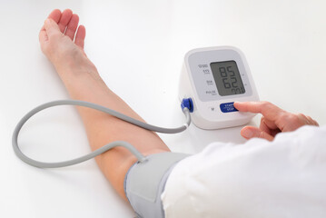 measures blood pressure