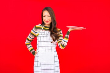 Poster - Portrait beautiful young asian woman show empty dish