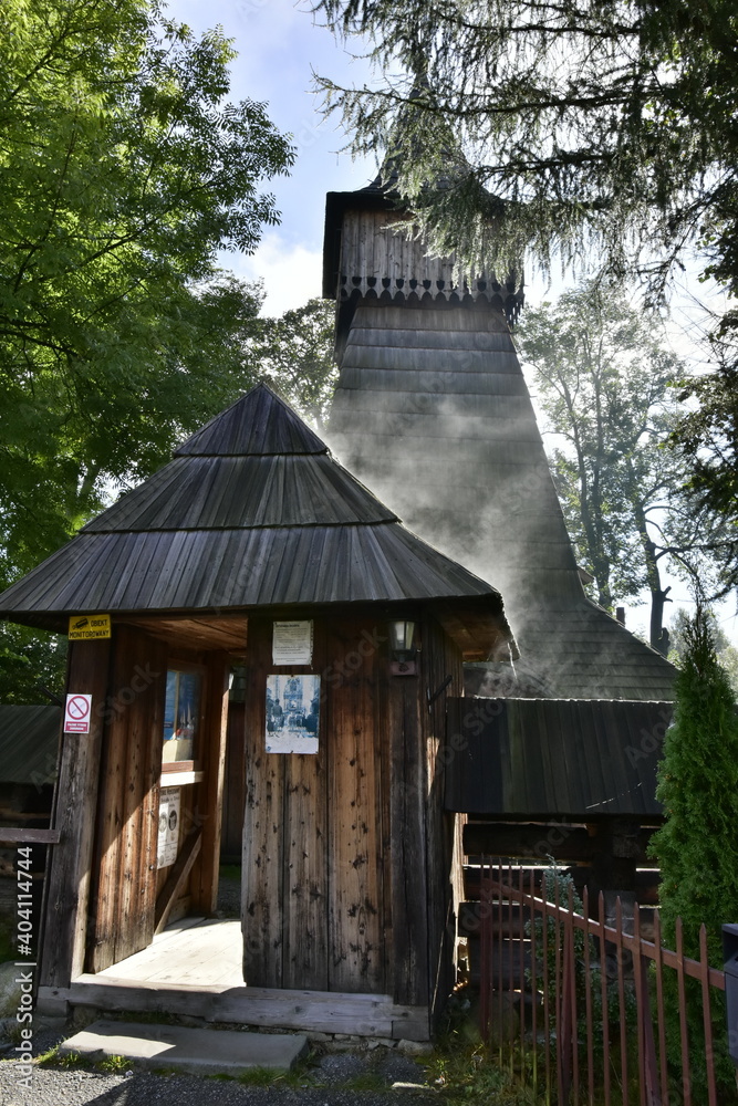Zabytkowy Kościół drewniany w Dębnie Podhalańskim w Małopolsce, Szlak Architektury Drewnianej  - obrazy, fototapety, plakaty 