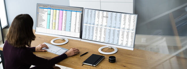 Aufkleber - Analyst Employee Working With Spreadsheet