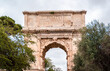 Triumphbogen bzw. Titusbogen Arco di Tito auf der Velia, dem Forum Romanum in Rom, Italien