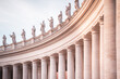 Säulen und Statuen auf dem Petersplatz im Vatikanstadt, Rom - Iialien