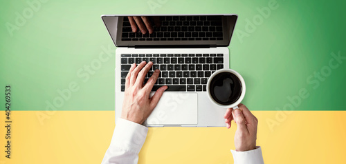 Obraz Dibond Businessman using a laptop computer overhead view