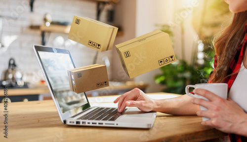 Obraz Dibond Woman does shopping through e-commerce online shop. Concept of fast delivery