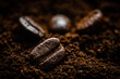 Makro Kaffeebohnen auf Kaffeepulver dunkel