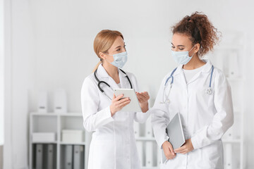 Canvas Print - Doctors discussing diagnosis in clinic