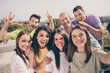 © deagreez - Photo group of young cheerful positive excited happy smiling good mood people hanging out on rooftop take selfie outdoors