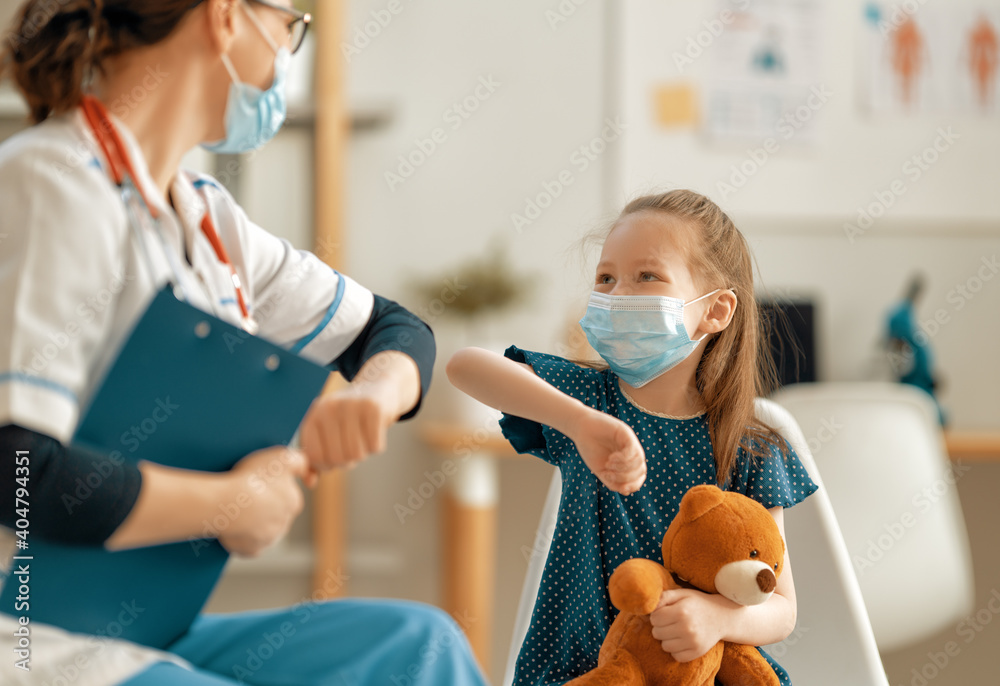 Doctor and child wearing facemasks - obrazy, fototapety, plakaty 