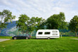 Wohnwagengespann mit Auto und Wohnwagen auf einem sehr schönen Campingplatz