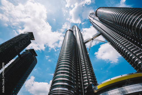 Obraz Dibond Tall modern skyscrapers in sunny day under blue sky