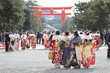 京都・平安神宮で記念撮影する晴れ着姿の女性たち（成人式のイメージ）Japanese girls in Kyoto