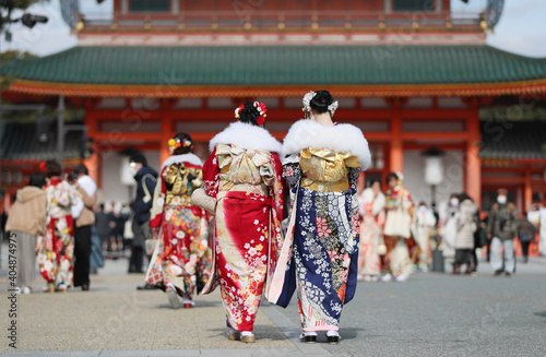 Fototapeta Japanese young girls in Kimono walking street in Kyoto, JAPAN / 振袖姿で京都を歩く女性
