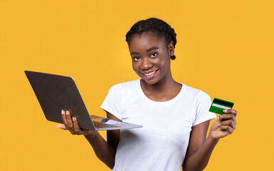 Aufkleber - Happy Black Lady Holding Laptop And Credit Card, Yellow Background