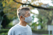 マスクをつけた日本人シニア男性