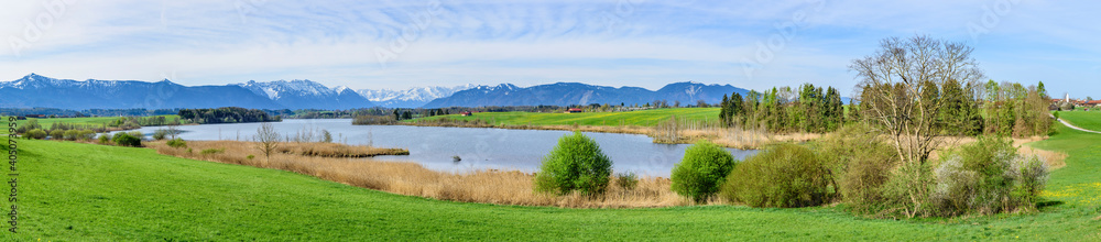 Panorama am idyllisch gelegenen Riegsee in Oberbayern - obrazy, fototapety, plakaty 