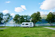 Toller Camping platz mit Wohnwagen im Hintergrund Berge und See als Banner für Homepage