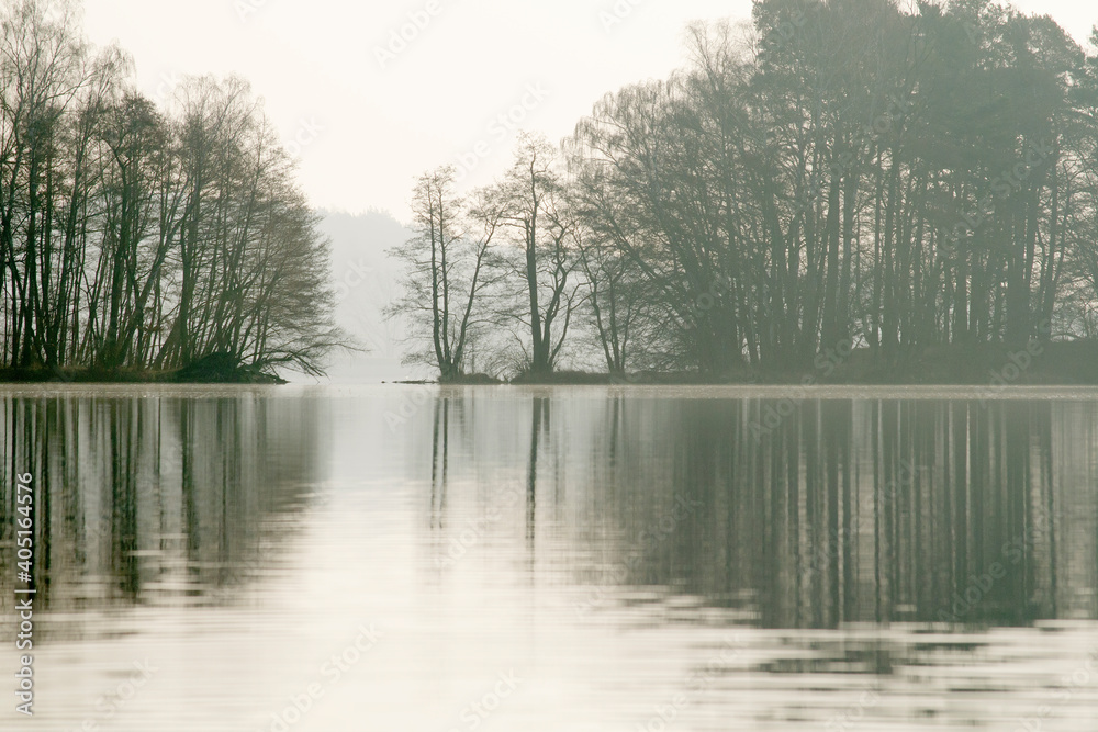 jezioro w Straszynie w marcu, odbicie w tafli jeziora - obrazy, fototapety, plakaty 