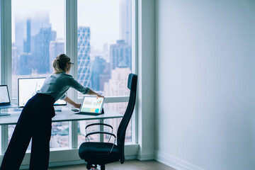 Fototapete - Concentrated woman with tablet in motion in office