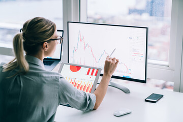 Fototapete - Unrecognizable trader analyzing graph on computer screen in office