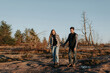 © Sara Monika/Westend61 - Young couple holding hands during autumn hike