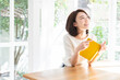 © miya227 - 本を読む女性