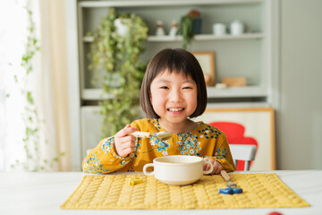 Sticker - 朝食をとる女の子