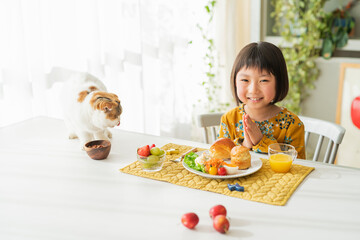 Canvas Print - 朝食をとる女の子と猫