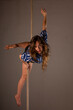Mujer en equilibrio en cuerda. Profesional de las artes escénicas. Sesión en estudio.