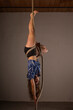 Mujer en equilibrio en cuerda. Profesional de las artes escénicas. Sesión en estudio.