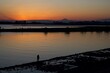 © takashi - 葛西臨海公園夕景　富士山と夕焼けを眺める人たちのシルエット