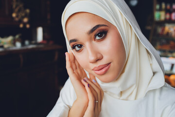 Wall Mural - portrait of a beautiful Muslim woman in traditional Islamic clothing and cover their heads.