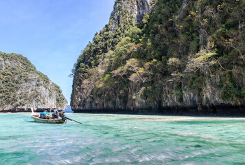 Wall Mural - Bateau sur le lagon à Koh Phi Phi Leh, Thaïlande