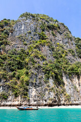 Wall Mural - Bateau sur le lagon à Koh Phi Phi Leh, Thaïlande