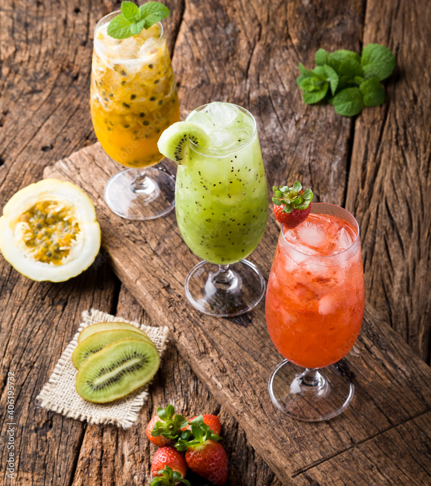 Caipiroskas de morango, maracujá e kiwi