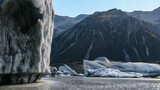 Fototapeta Łazienka - Landscape view of Icebergs in the glacial lake at the foot of the Tasman glacier, Aoraki National Park, New Zealand. The glacier is in rapid retreat and tourist cruises are now restricted.