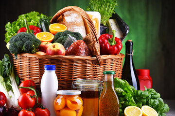 Fototapete - Wicker basket with assorted grocery products