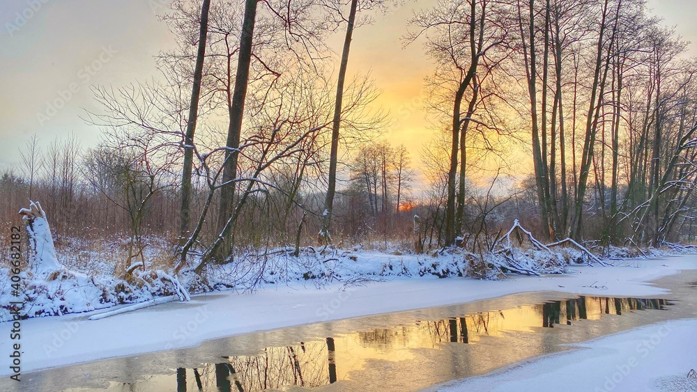 zimowy krajobraz częściowo zamarzniętej rzeki koło Włodawy dużo śniegu niebieskie niebo złota godzina  - obrazy, fototapety, plakaty 