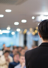 Fototapete - Speaker giving a talk at a corporate business conference.
Audience in hall with presenter in front of presentation screen. Corporate executive giving speech during business and entrepreneur seminar.