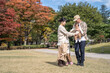 © buritora - 秋の公園で遊ぶ家族・ファミリー