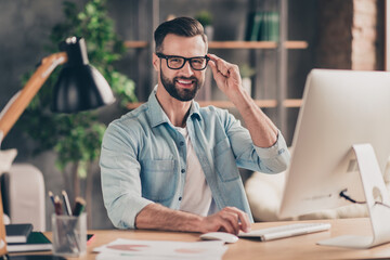 Poster - Photo portrait of guy holding glasses working on pc at table in modern industrial office indoors