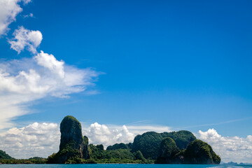 Poster - Beautiful landscape with islands in the Adaman Sea with azure water and sky with clouds. Thailand