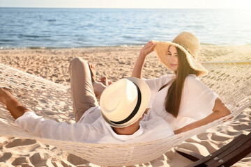 Poster - Happy couple relaxing in hammock on beach